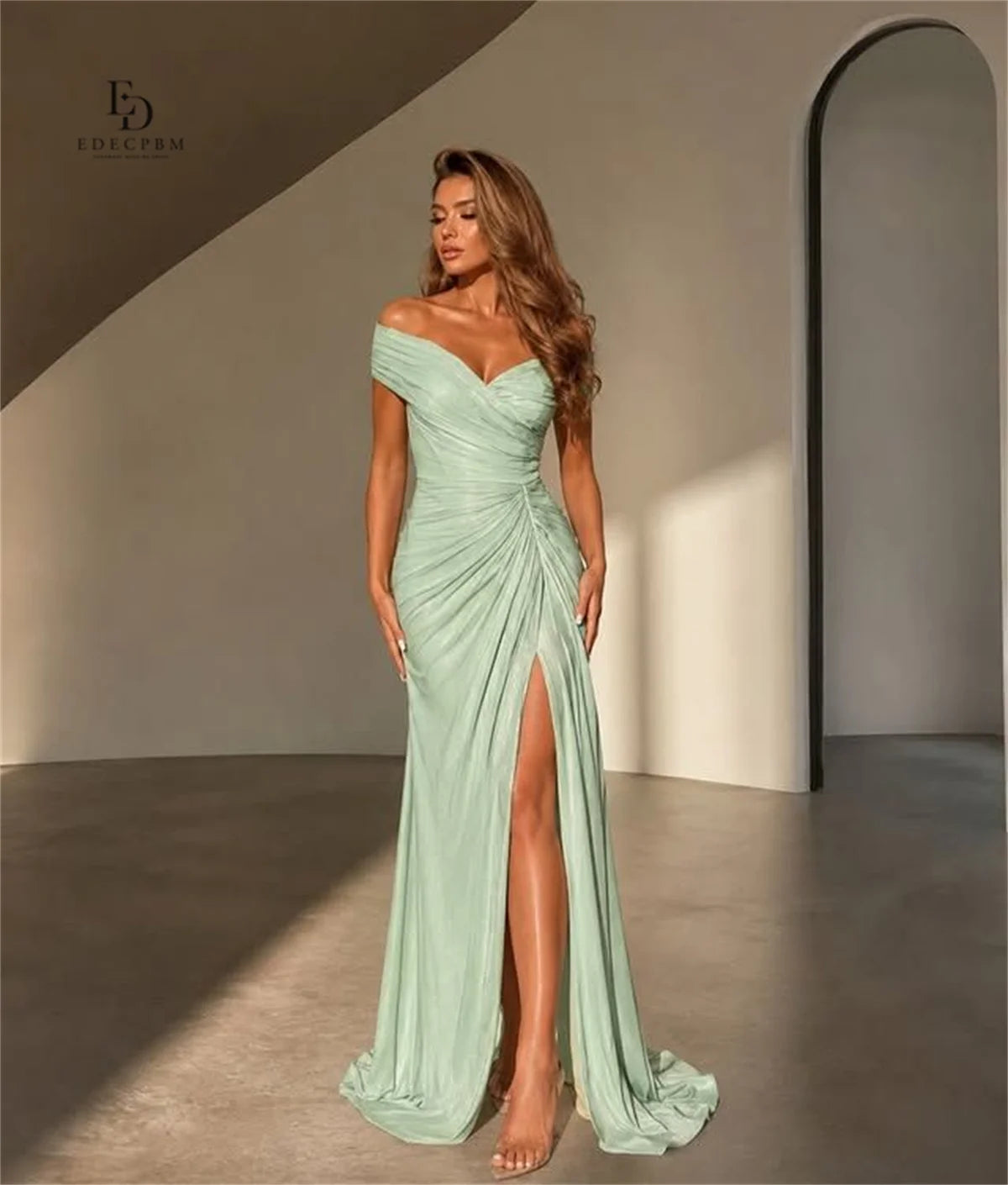Robe de soirée drapée épaule dénudée