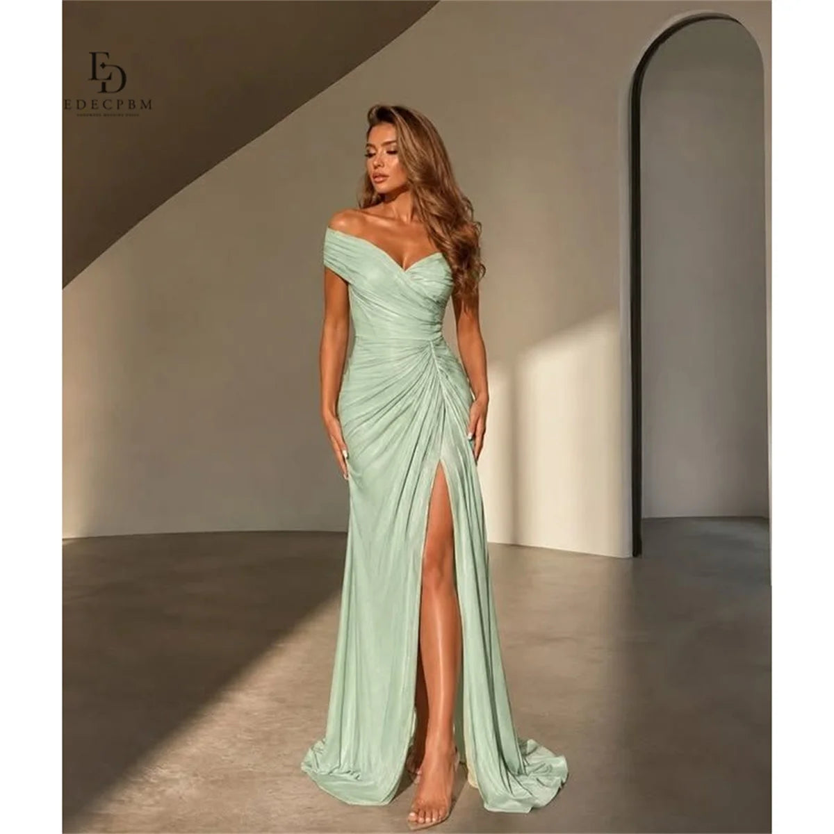 Robe de soirée drapée épaule dénudée